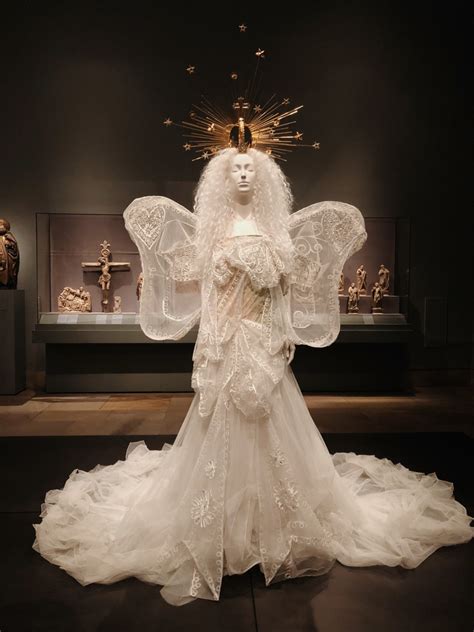 Heavenly Bodies: Fashion and the Catholic Imagination